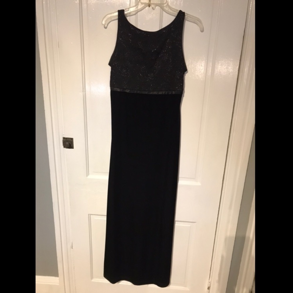 Black velvet sleeveless evening gown